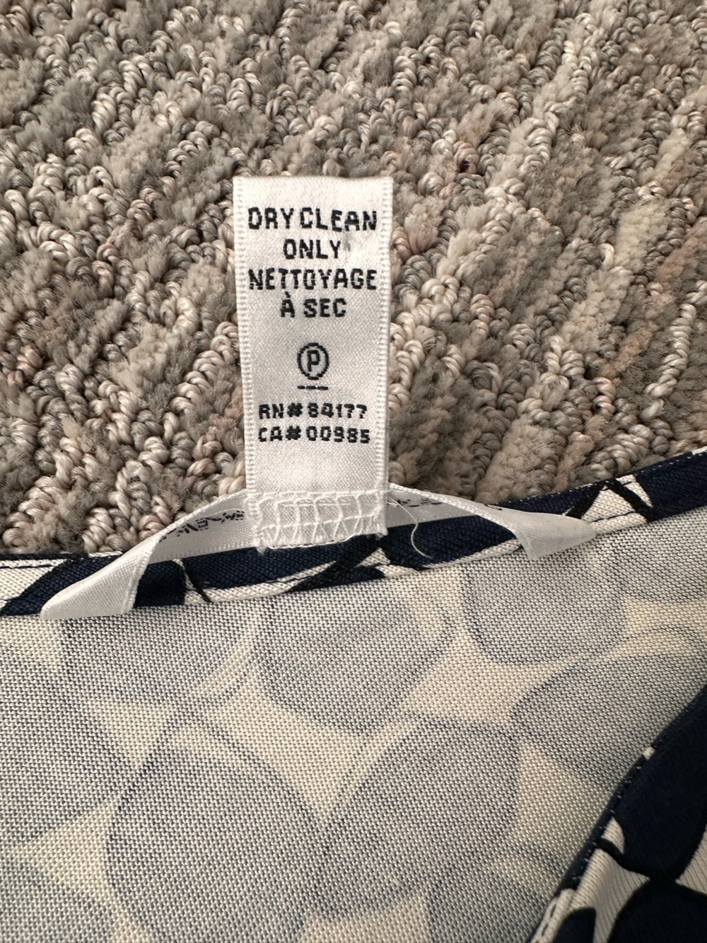 Diane Von Furstenberg 100% Silk Jersey Navy White Print Sheath Dress Sz 8 - Picture 6 of 8